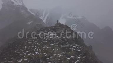 自然摄影师，带着相机拍摄，<strong>站在山顶</strong>。 美丽的自然挪威